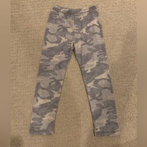 Random Hearts Camo Leggings size 6